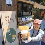 キッチンカーで米粉生地のクレープを提供する佐々木純子さん（手前）と征弘さん夫妻＝川西市黒川