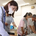 膨らみのある点で津波の浸水域などを表現した「さわるハザードマップ」に触れる市民ら＝西宮市六湛寺町