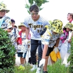 ごみ…と思ったらキノコ？公園でごみ拾いをする阪神タイガーススペシャルアンバサダーの糸井嘉男さんと子どもたち＝尼崎市大物町１