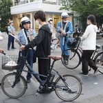 自転車に関する罰則が強化されることなどを周知する西宮署員ら＝西宮市高松町