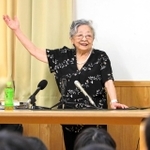 長尾小学校の児童らに平和への思いを話す近藤紘子さん＝宝塚市山本東１