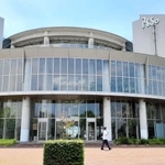 ２０２０年１１月末に閉館した「リゾ鳴尾浜」。２６年度に解体予定で、事業者が新たな施設を整備する＝西宮市鳴尾浜３