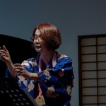怪談「牡丹灯籠」を語る演劇ユニット「街の劇」の峯素子さん（西宮市フレンテホール提供）