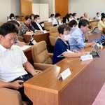 政務活動費の改訂マニュアル適用を前に研修を受ける光本圭佑議員（左手前）ら＝尼崎市東七松町１