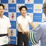 踏切内で倒れた高齢女性を協力して助けた増田睦月さん（左）と松村翔瑠さん＝宝塚署