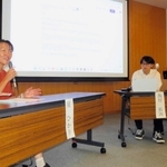 東日本大震災の自主避難経験を語る星ひかりさん、学生の飯村拓海さん＝関西学院大・西宮上ケ原キャンパス