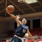 バスケットボール男子決勝　ゴール下で躍動する報徳学園の小村衣吹さん＝尼崎市西長洲町１（撮影・吉田敦史）