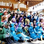 落第忍者乱太郎のキャラクターにふんして記念撮影するファンたち＝尼崎市潮江２