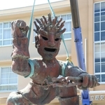 尼崎市立歴史博物館の前庭に移設された鉄鋼戦士の像＝尼崎市南城内