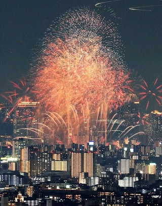 都会の夜空を彩る花火＝３日夜、西宮市甲山町の甲山森林公園から