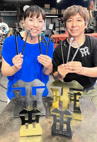 映画「あまろっく」のロケ地にもなった鉄工所が端材で作ったタイガースのトロフィーやペグ。重厚感があり刻印もできるという＝尼崎市次屋３