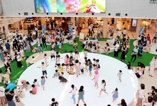 リニューアルしたアステ川西１階の「ぴぃぷぅ広場」。多くの親子連れらが訪れた＝川西市栄町