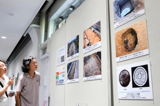 池田山古墳の調査結果を伝えるパネル展示＝尼崎市立歴史博物館