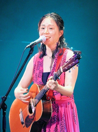 市制７０周年記念ソング「この街は私の宝物」を披露する植村花菜さん＝川西市火打１、川西市キセラホール