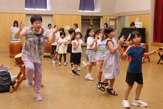 西宮市の芦原地区に伝わる民俗芸能「シャコ踊り」の練習に励む児童らと山下淳子さん（手前左）＝西宮市西福町