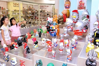 ヒーローや怪獣などの貯金箱が並ぶ会場＝尼崎市西本町北通３、世界の貯金箱博物館