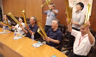 玉井陸斗選手の華麗な飛び込みを見て歓声をあげる市職員ら＝宝塚市役所
