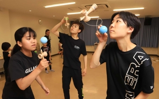 けん玉の全国大会で優勝や準優勝の活躍をした（左から）榎本紗奈さん、鷲尾英政さん、尾畠琴真さん＝伊丹市昆陽池２