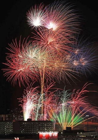 夏の夜空を彩る花火＝川西市久代３から（撮影・吉田敦史）