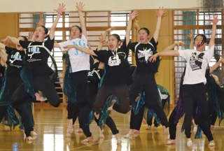 熱のこもった練習をする関西学院高等部ダンス部＝西宮市上ケ原一番町