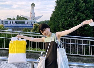 入院直前に大阪・万博公園の太陽の塔の前でポーズを取る佐野菜見さん（母の万里さん提供）