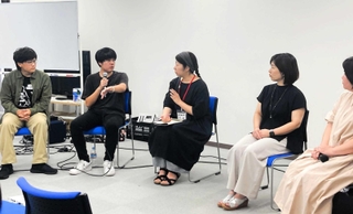 不登校だった頃の経験を語る若者と、子どもとの関係を語る保護者ら＝西宮市染殿町、市総合福祉センター