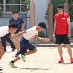 生徒たちの練習を見守る朝原宣治さん（右）ら＝尼崎市東七松町２、日新中学校