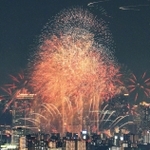 都会の夜空を彩る花火＝３日夜、西宮市甲山町の甲山森林公園から