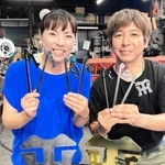 映画「あまろっく」のロケ地にもなった鉄工所が端材で作ったタイガースのトロフィーやペグ。重厚感があり刻印もできるという＝尼崎市次屋３