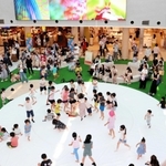リニューアルしたアステ川西１階の「ぴぃぷぅ広場」。多くの親子連れらが訪れた＝川西市栄町