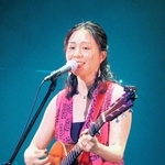 市制７０周年記念ソング「この街は私の宝物」を披露する植村花菜さん＝川西市火打１、川西市キセラホール