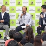 高校野球の名勝負について語る高嶋仁さん（左）と山下智茂さん（中央）＝西宮市甲子園町、甲子園歴史館