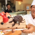 「ケーキ工房菓楽」の藤井隆志シェフ（右）が作る「里山オオクワガタロールケーキ」＝川西市東多田２