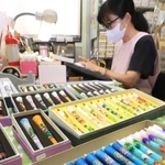 絵付け師が１本ずつ丁寧に仕上げる「絵ろうそく」＝西宮市今津水波町