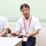 救助した女性の家族に当時の状況を話す野垣重文さん（左）と堀元学さん＝川西署