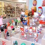 ヒーローや怪獣などの貯金箱が並ぶ会場＝尼崎市西本町北通３、世界の貯金箱博物館