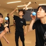 けん玉の全国大会で優勝や準優勝の活躍をした（左から）榎本紗奈さん、鷲尾英政さん、尾畠琴真さん＝伊丹市昆陽池２
