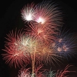 夏の夜空を彩る花火＝川西市久代３から（撮影・吉田敦史）