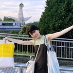 入院直前に大阪・万博公園の太陽の塔の前でポーズを取る佐野菜見さん（母の万里さん提供）