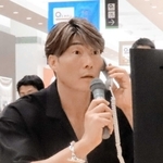 ＡＩによる特殊詐欺を体験する糸井嘉男さん（尼崎市提供）