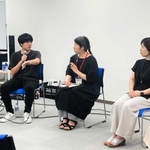 不登校だった頃の経験を語る若者と、子どもとの関係を語る保護者ら＝西宮市染殿町、市総合福祉センター