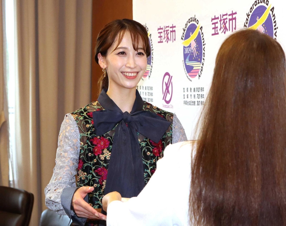 宝塚歌劇団・月組の元トップ娘役 海乃美月さん、宝塚市大使に PR動画に