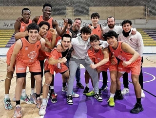プロバスケットボール選手を目指してスペインに留学している岸田虎之介さん（前列右端）とチームメイトら（提供）