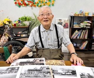 前田栄一さん。９６歳の今も生気みなぎる＝西宮市中前田町