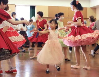 ビギナー修了パーティーで堂々と踊る橋本陽子さん（中央）＝西宮市柳本町