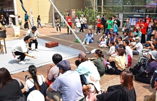 多くの観客が楽しんだストリートパフォーマンス＝宝塚市栄町２