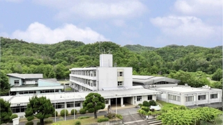 豊かな自然に囲まれた旧六瀬中学校の校舎（猪名川町提供）