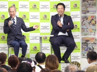 笑顔で自身の現役時代などについて話す元阪神タイガースの井川慶さん（右）＝甲子園歴史館