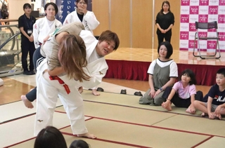 親子柔道体験で参加者を投げる杉本美香さん＝伊丹市藤ノ木１