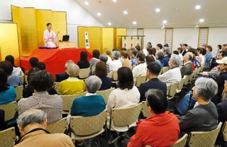 落語会で、１００人を超える客に落語を披露する桂福丸さん＝４月、芦屋市東芦屋町、芦屋神社